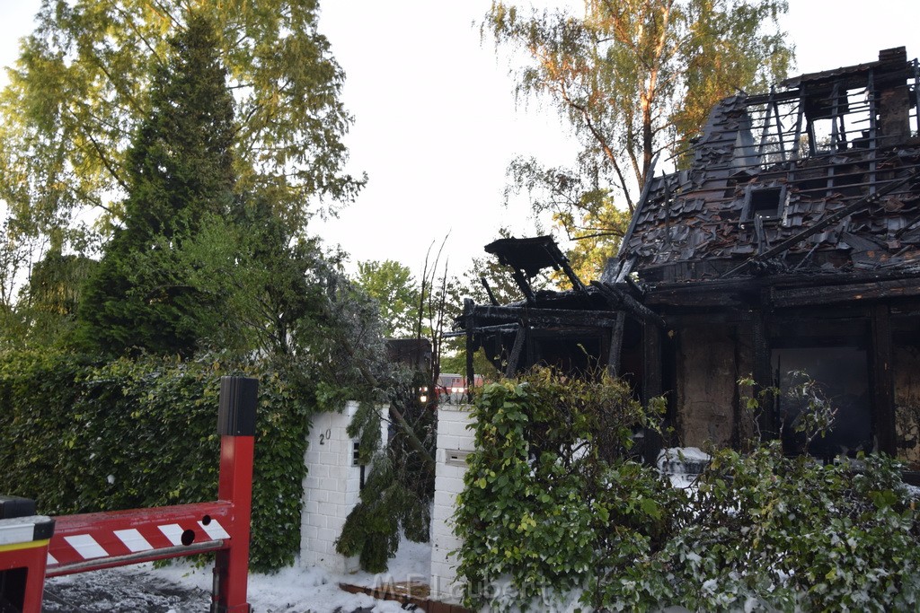 Grossfeuer Einfamilienhaus Siegburg Muehlengrabenstr P0908.JPG - Miklos Laubert